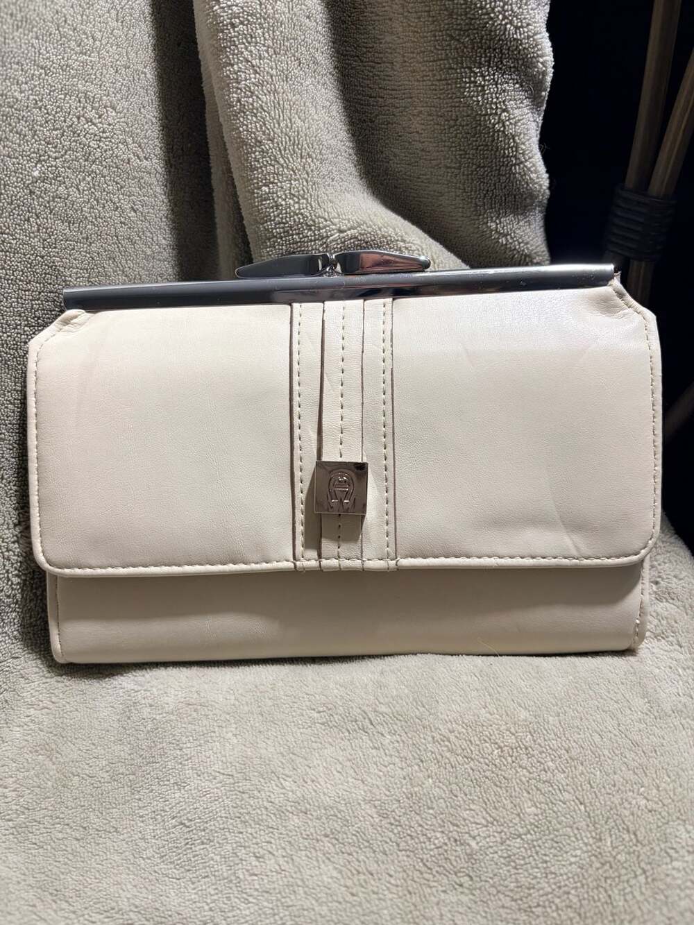 Etienne Aigner Cream Leather Kisslock Wallet